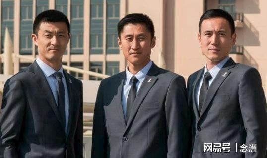 贝尔萨定妆照看向地面引争议,博主:因为他觉得自己不是模特
