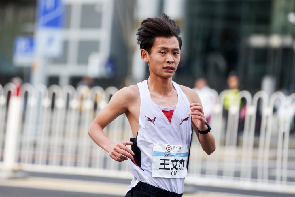 乐鱼体育贝尔萨定妆照看向地面引争议,博主:因为他觉得自己不是模特