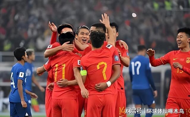 贝尔萨定妆照看向地面引争议,博主:因为他觉得自己不是模特