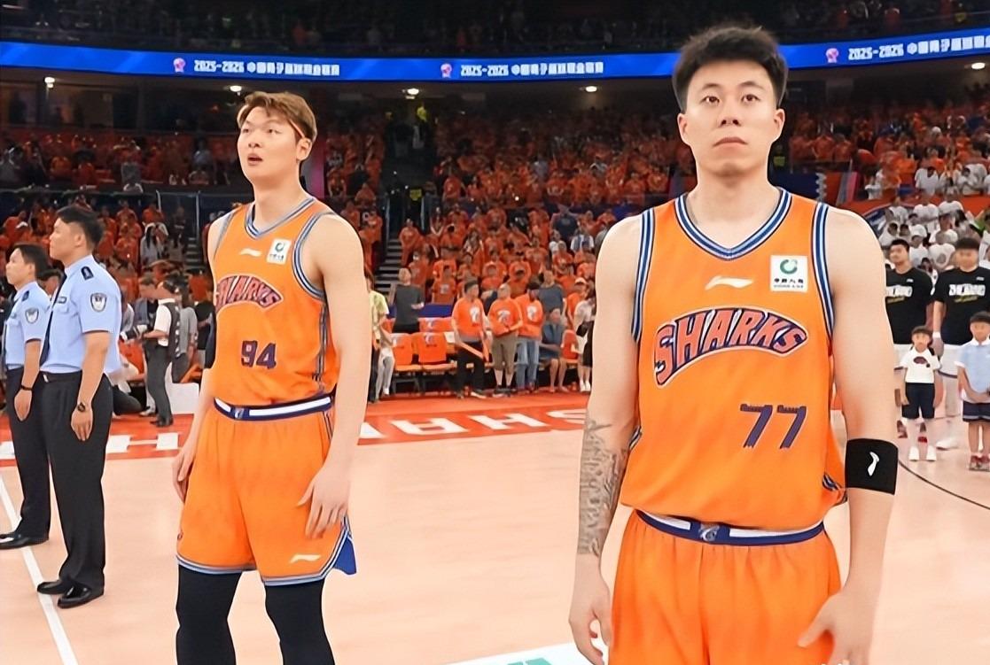 饿了?拉门斯被拍到在比利时替补席啃苹果