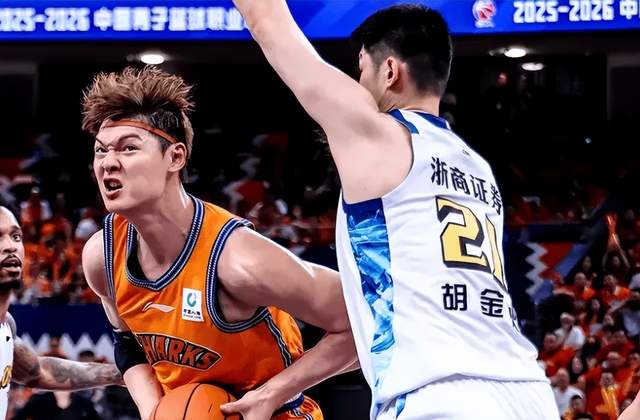 记者：费内巴切仍在和曼城谈阿克转会费，预计700万+150万镑