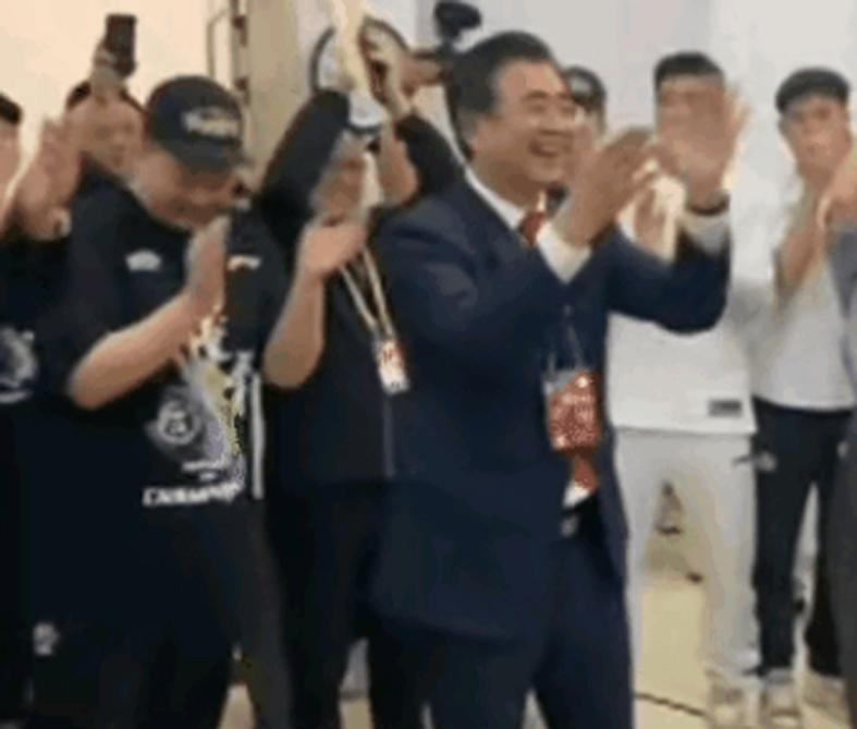 乐鱼体育痛失好局,瑞士主帅雅金在球队被卡塔尔绝平后怒摔水瓶