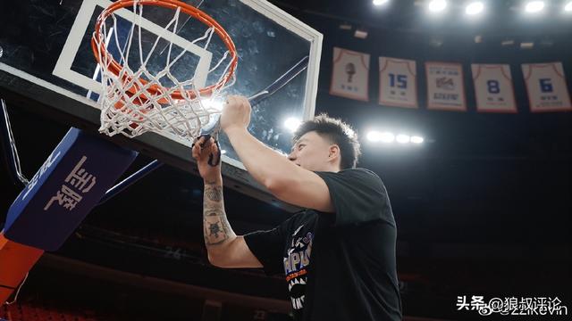 NBA官方晒总冠军定妆照：尼克斯17人出镜 索汉和杰米森没拍上？