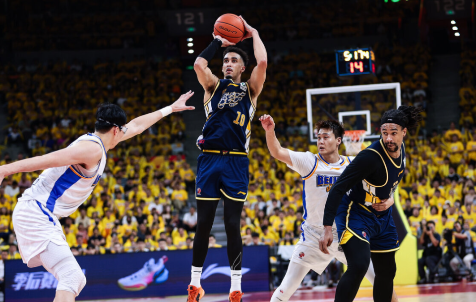 乐鱼体育-生涯进球数超越卡钦斯,格里娜升至历史第12