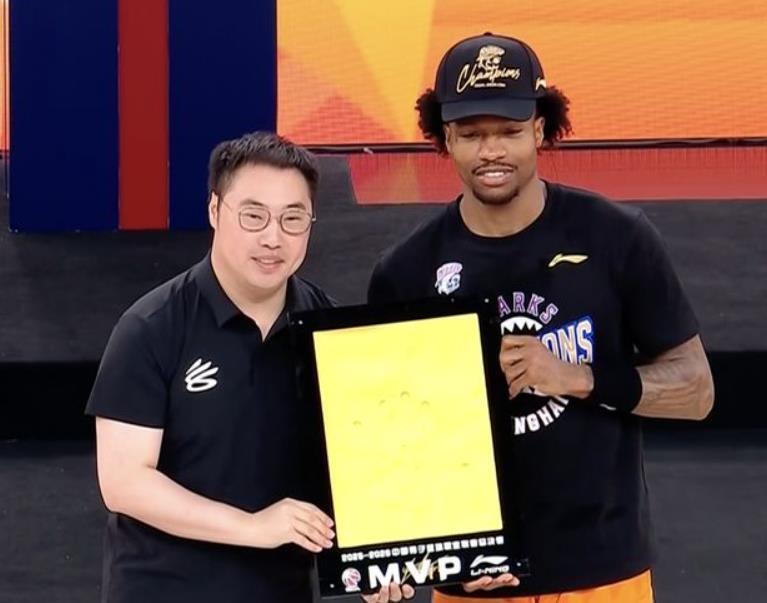 尼克斯夺冠登全美第一热搜！创8纪录近8年无连冠 布伦森动情流泪