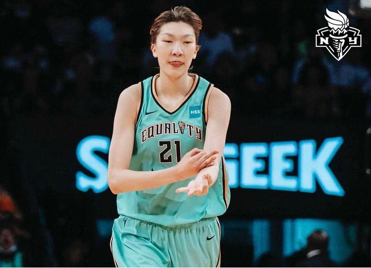 鸡蛋砸向文班亚马酒店 群殴扒衣蔓延 NYPD终启动审查