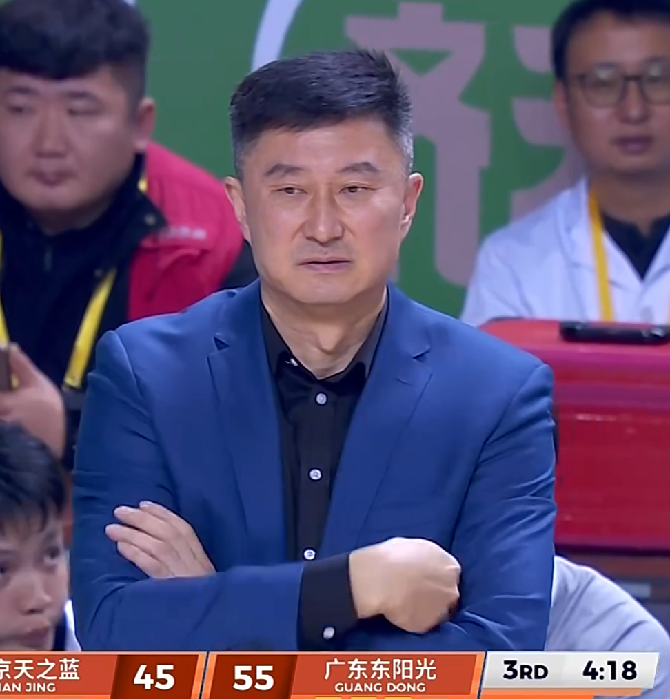 ESPN记者:湖人队内部人士暗示詹姆斯父子可能一起转投新球队