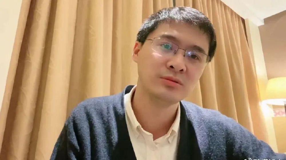 乐鱼体育-尼克斯球星的双胞胎接管发布会,萌娃抢尽风头