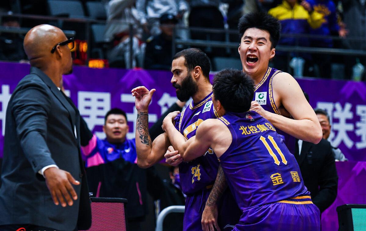 乐鱼体育-大反扑!尼克斯落后16分又追上:布伦森轰16分,文班9分5盖帽