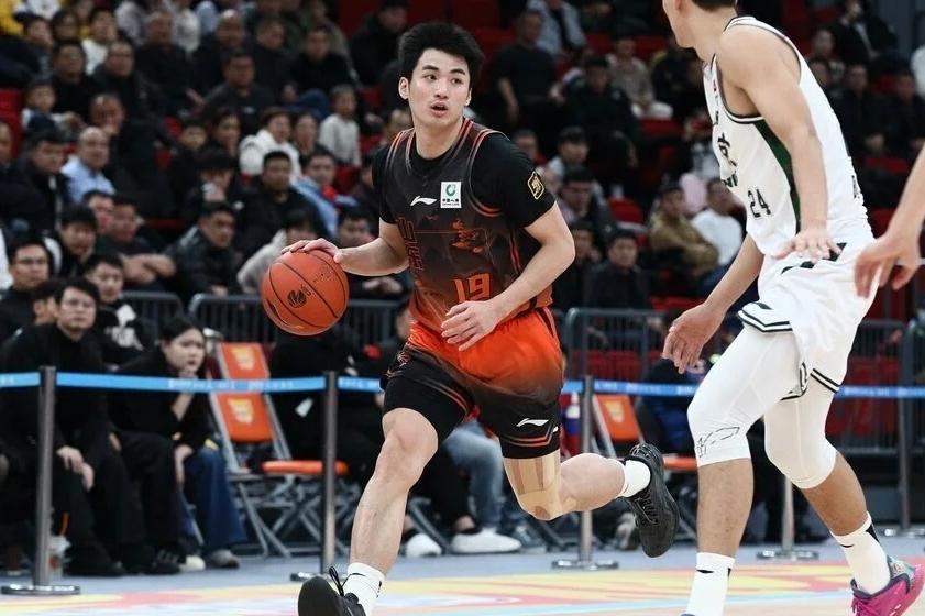 ESPN记者：湖人队内部人士暗示詹姆斯父子可能一起转投新球队