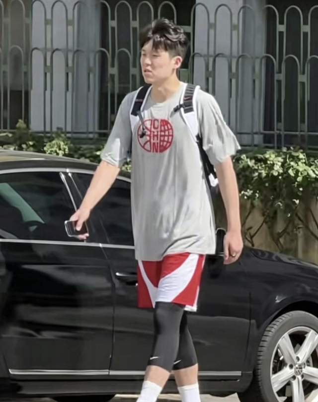 乐鱼体育为什么十几支球队哄抢41岁的詹姆斯,湖人却不着急续约?