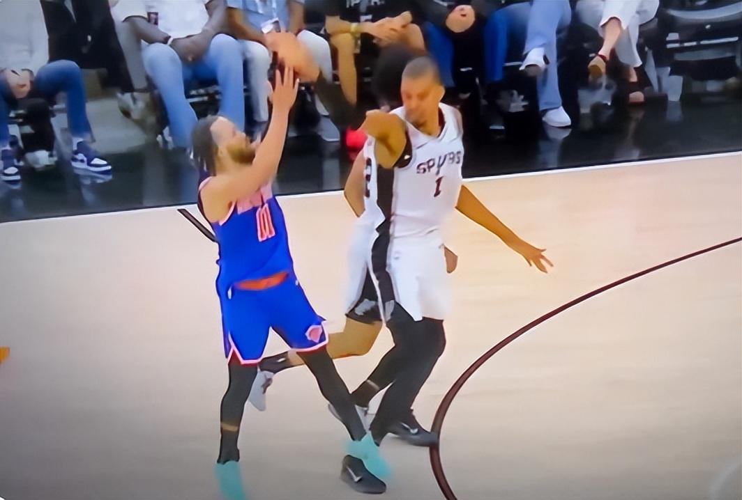 乐鱼体育NBA球员齐聚青训营:朗多传授球商,欧文膝伤后首秀状态良好