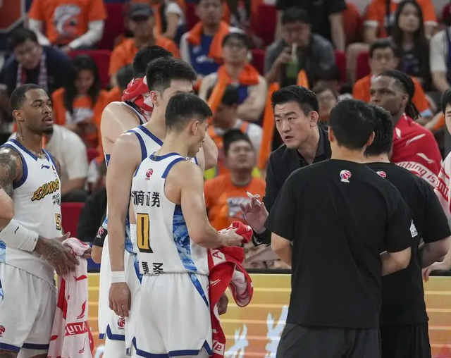 明明季后赛表现更优！为什么詹姆斯续约优先级低于里夫斯