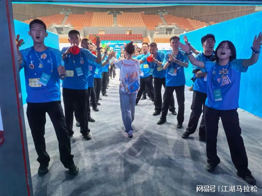 痛失好局，瑞士主帅雅金在球队被卡塔尔绝平后怒摔水瓶